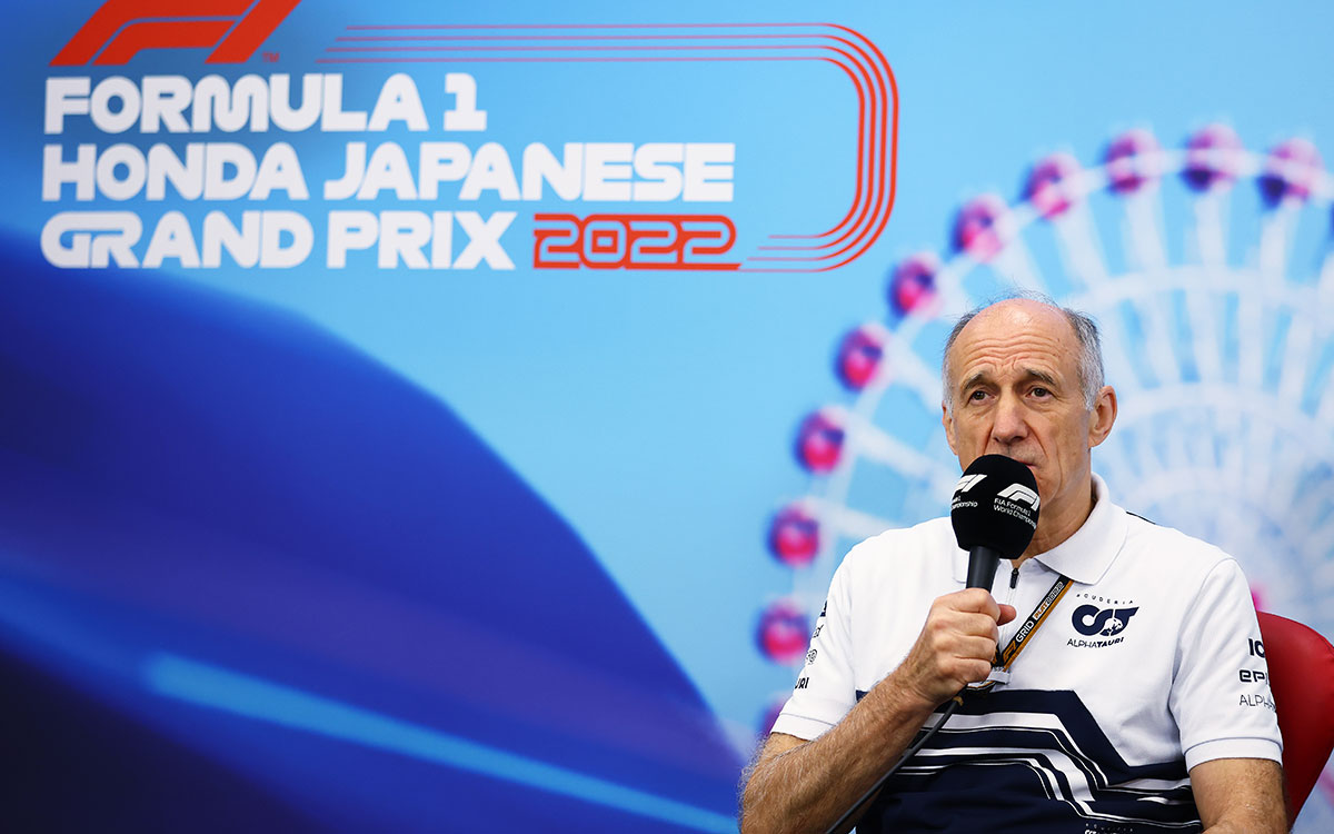 FIAプレスカンファレンスで質問に答えるアルファタウリのフランツ・トスト代表、2022年10月8日F1日本GP