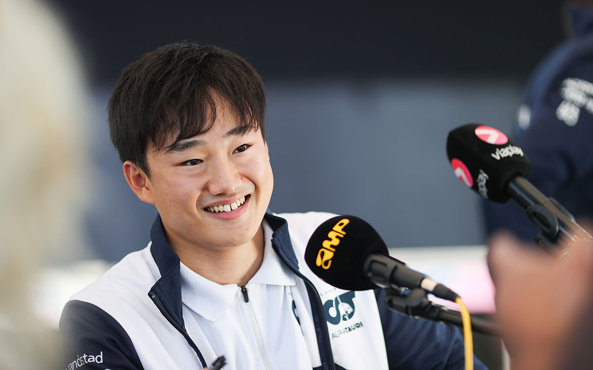 報道陣からの質問に答える角田裕毅（アルファタウリ）、2022年10月20日F1アメリカGP