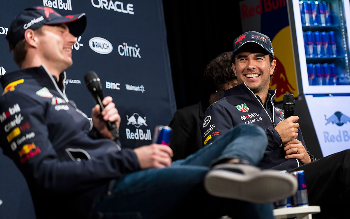 取材会見中に談笑するレッドブル・レーシングのセルジオ・ペレスとマックス・フェルスタッペン、2022年10月5日F1日本GP