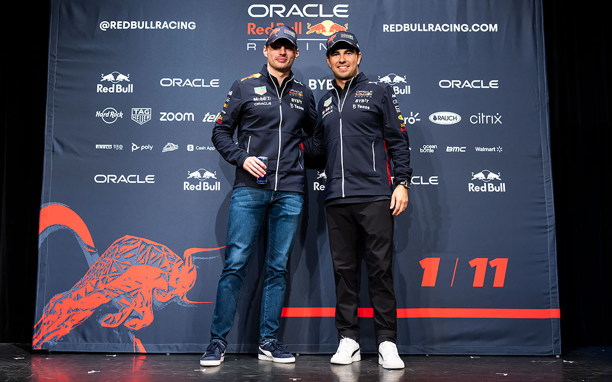 レッドブル・レーシングのマックス・フェルスタッペンとセルジオ・ペレス、2022年10月5日に東京都内で行われたF1日本GP向けの会見にて