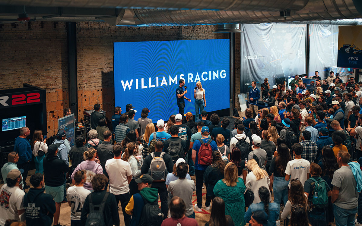 オースティンのウィリアムズのポップアップストアでマイクを握るニコラス・ラティフィ、2022年10月20日F1アメリカGP