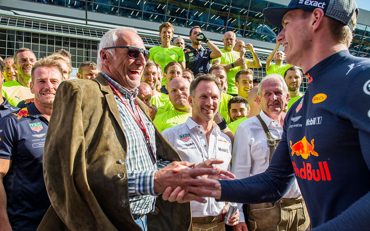 マックス・フェルスタッペンと握手するレッドブル共同創業者のディートリッヒ・マテシッツ、2018年7月1日F1オーストリアGPにて