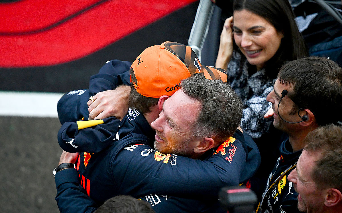 優勝してチャンピオンを勝ち取ったマックス・フェルスタッペン（レッドブル）を抱き寄せて祝福するクリスチャン・ホーナー代表、2022年10月9日F1日本GP
