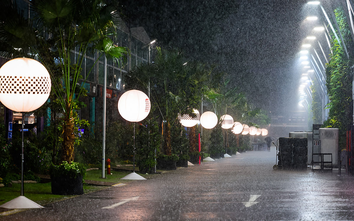 雨に濡れるマリーナベイ市街地コースのパドック、2022年10月2日F1シンガポールGP決勝
