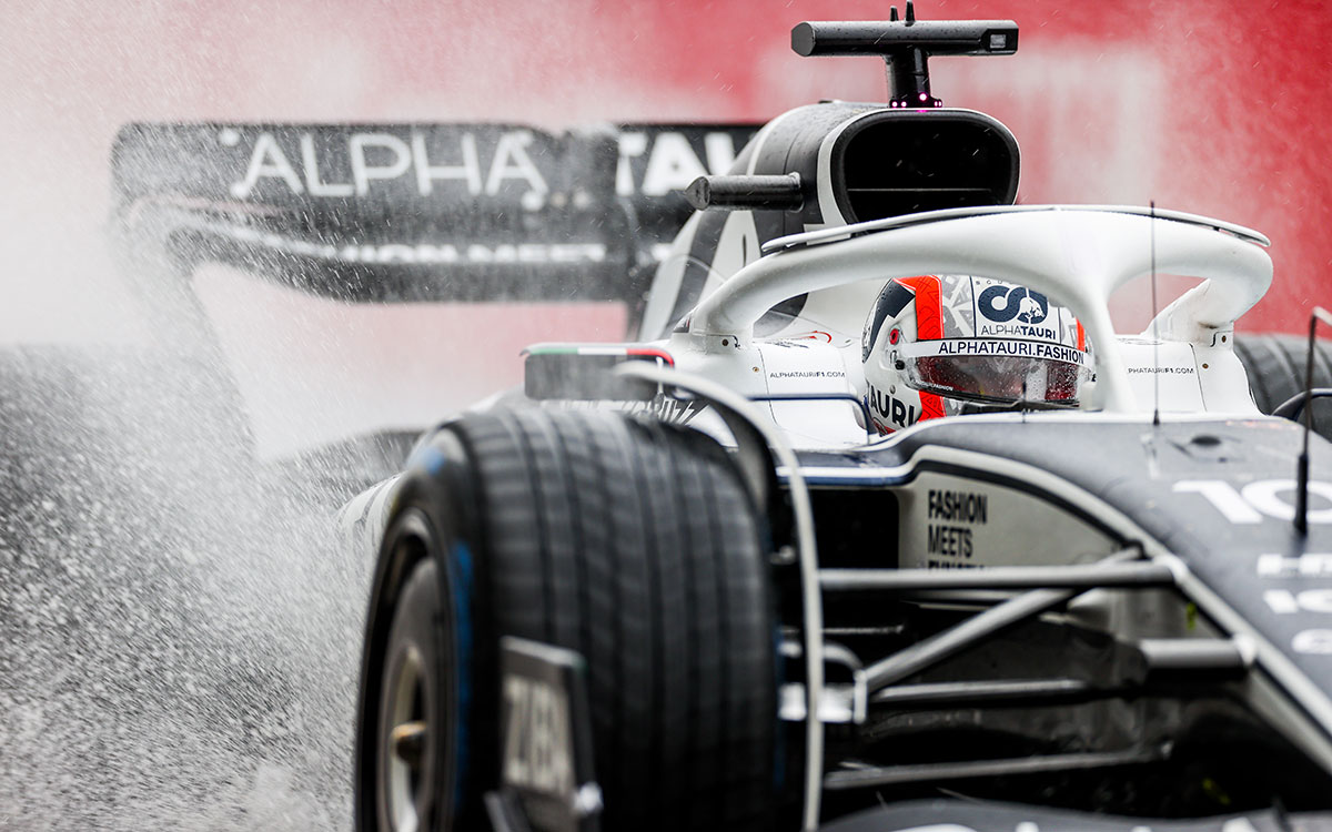 フルウェット・タイヤで激しい水しぶきを上げるピエール・ガスリー（アルファタウリ）、2022年10月7日F1日本GP