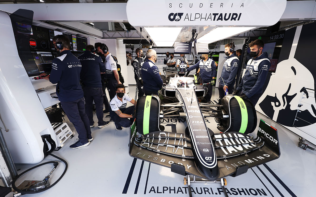出走の時をアルファタウリのガレージ内で待つピエール・ガスリー、2022年10月8日F1日本GP予選