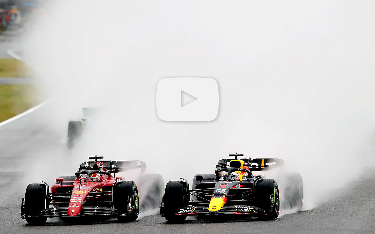 サイド・バイ・サイドでリードを争うシャルル・ルクレール（フェラーリ）とマックス・フェルスタッペン（レッドブル）、2022年10月9日F1日本GP決勝レース1周目