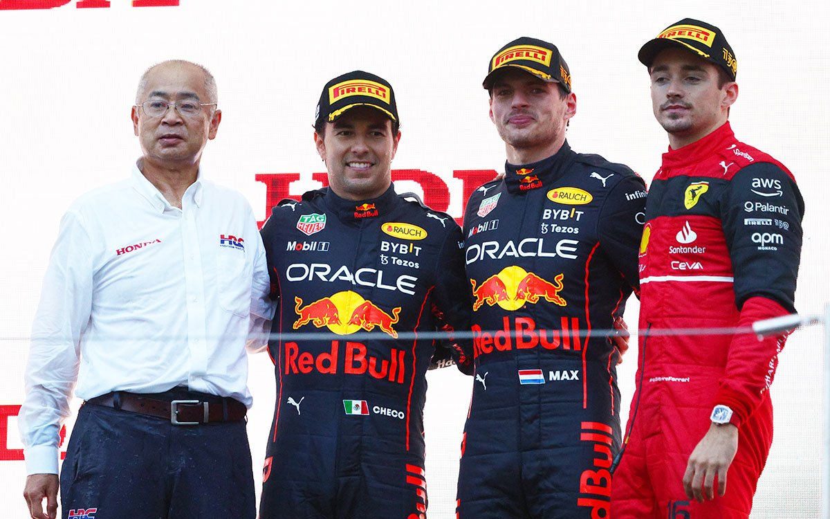 HRC（株式会社ホンダ・レーシング）常務取締役 四輪レース開発部部長の浅木泰昭氏、レッドブル・レーシングのセルジオ・ペレスとマックス・フェルスタッペン（レッドブル）、シャルル・ルクレール（フェラーリ）、2022年10月9日F1日本GP