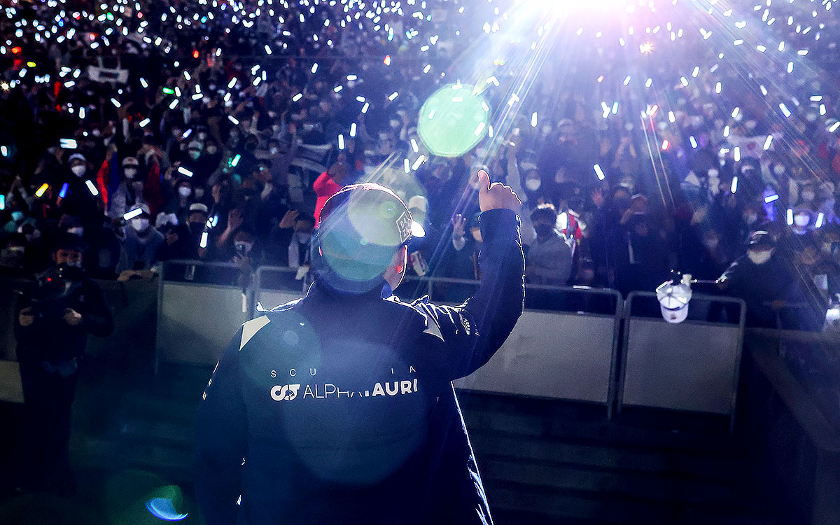 前夜祭に参加してファンの声援に応える角田裕毅（アルファタウリ）、2022年10月8日F1日本GP