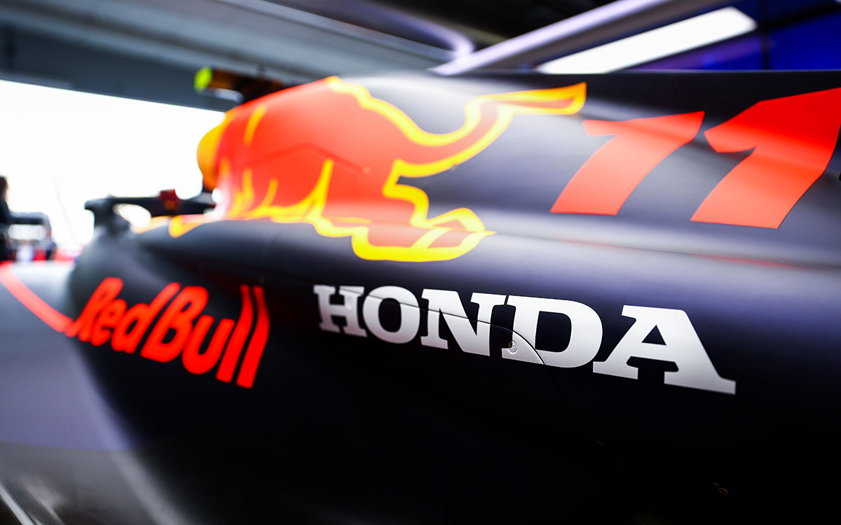 セルジオ・ペレスの11号車レッドブルRB18のエンジンカバーに復活したホンダのロゴ、2022年10月7日F1日本GP FP1