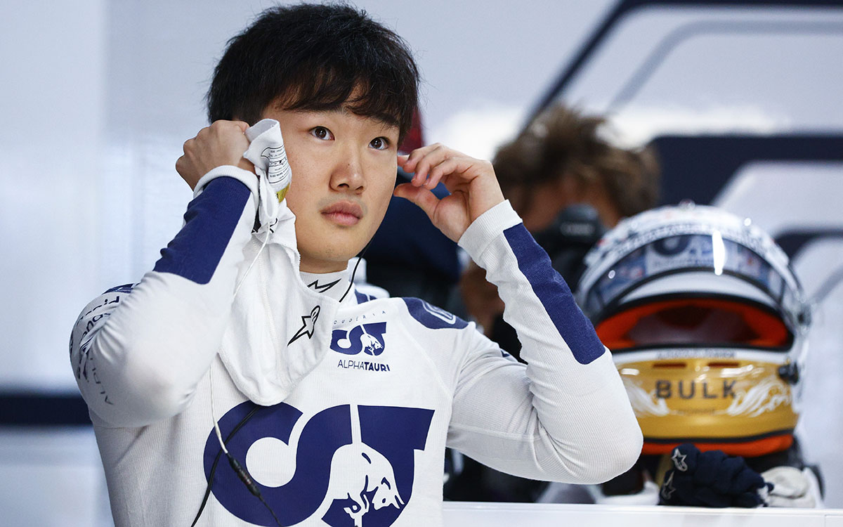 母国スペシャルヘルメットをバックにセッションに向けた準備を進める角田裕毅（アルファタウリ）、2022年10月7日F1日本GP FP2