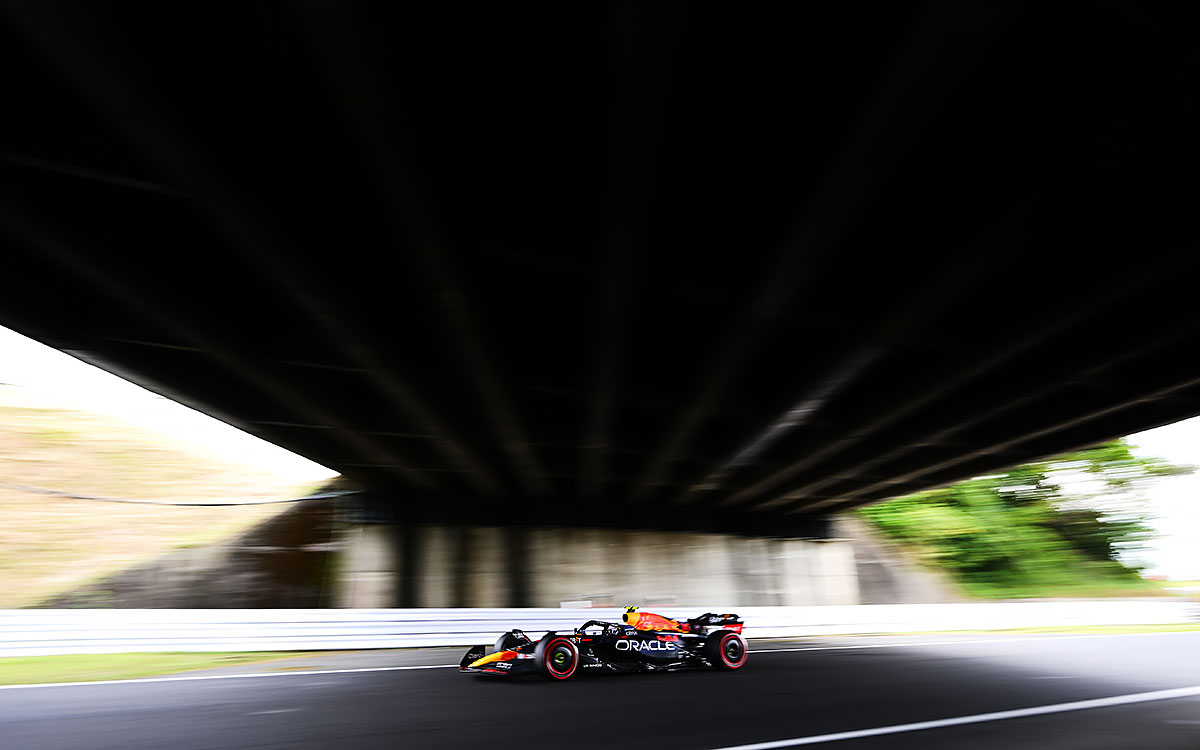 鈴鹿サーキットの立体交差の下を駆け抜けるセルジオ・ペレス（レッドブル）、2022年10月8日F1日本GP FP3