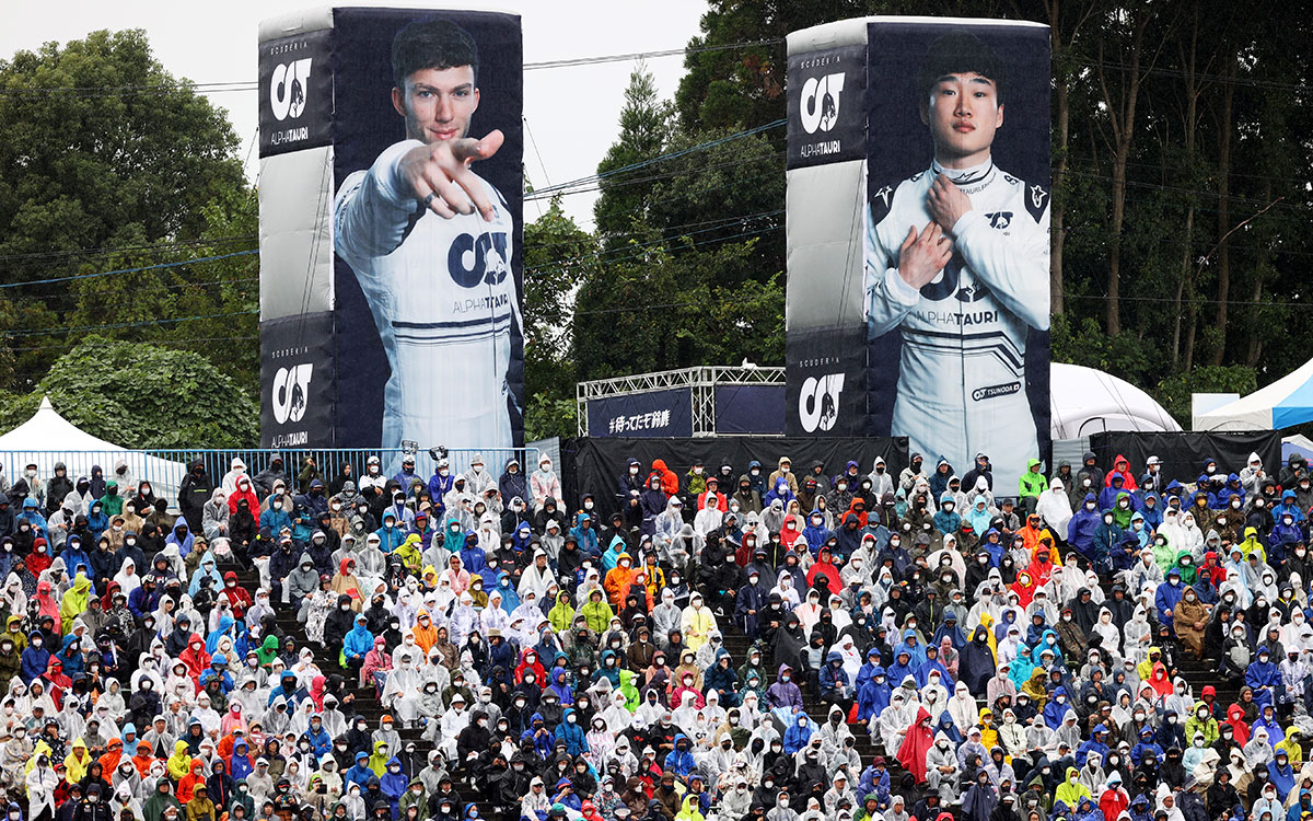 アルファタウリのブランディングを背景に雨合羽を着てレースを見守るファン、2022年10月9日F1日本GP