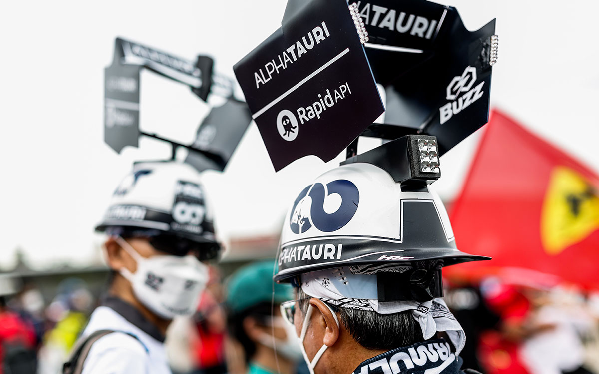 アルファタウリAT03仕様のリアウイングヘルメットを被るファン、2022年10月8日F1日本GP予選