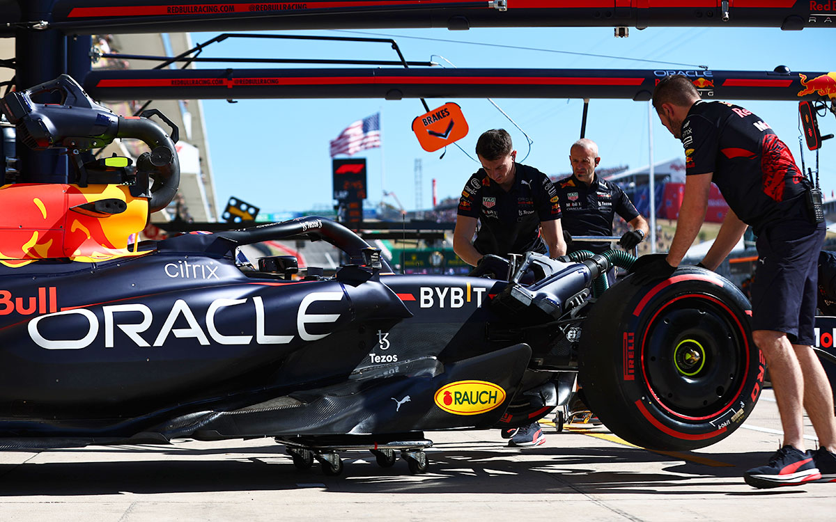ガレージに運び込まれるセルジオ・ペレスのレッドブルRB18、2022年10月21日F1アメリカGP FP1