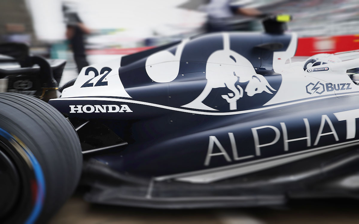 角田裕毅のアルファタウリAT03のエンジンカバーに掲げられたホンダのロゴ、2022年10月7日F1日本GP