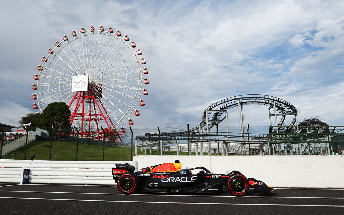 鈴鹿サーキットのピットレーンを走行するマックス・フェルスタッペン（レッドブル）、2022年10月8日F1日本GP予選