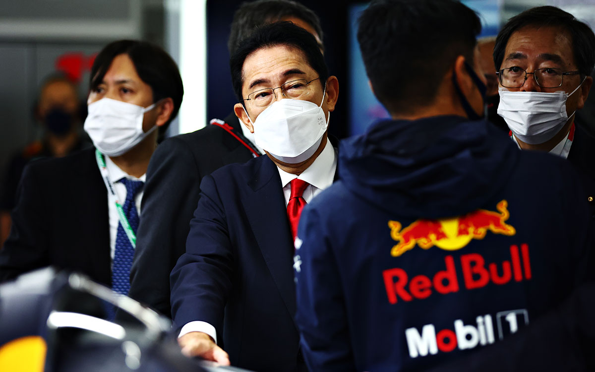 レッドブル・レーシングのガレージ内を訪れた岸田文雄首相、2022年10月9日F1日本GP