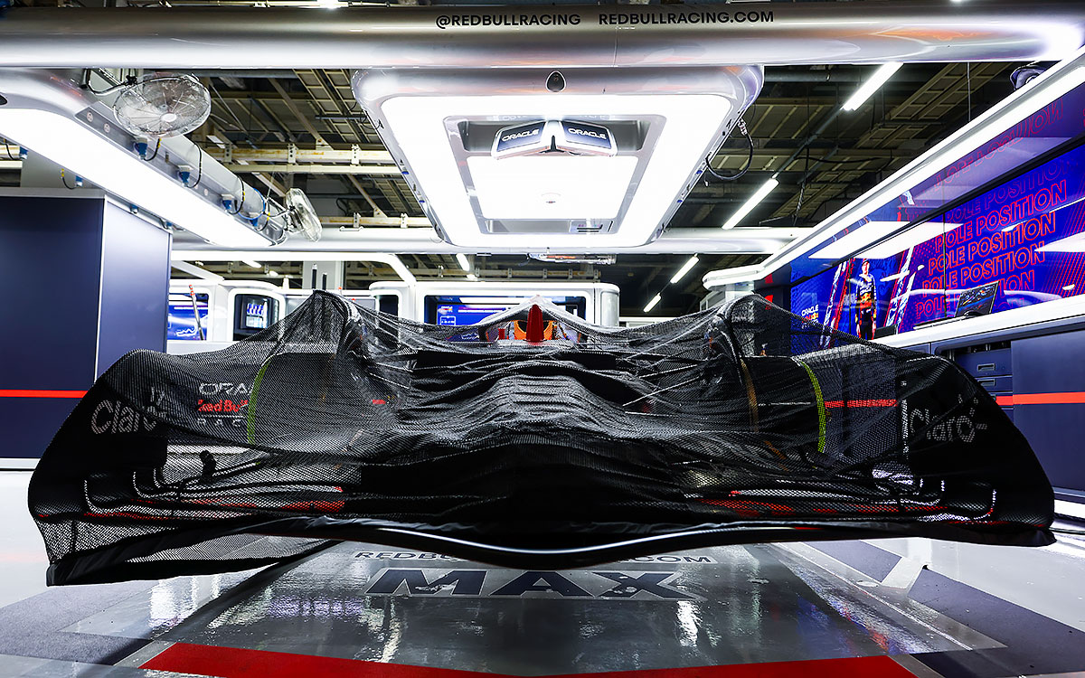 予選を終えたパルクフェルメ下でカバーが掛けられガレージ内に保管されるマックス・フェルスタッペンのレッドブルRB18、2022年10月8日F1日本GP