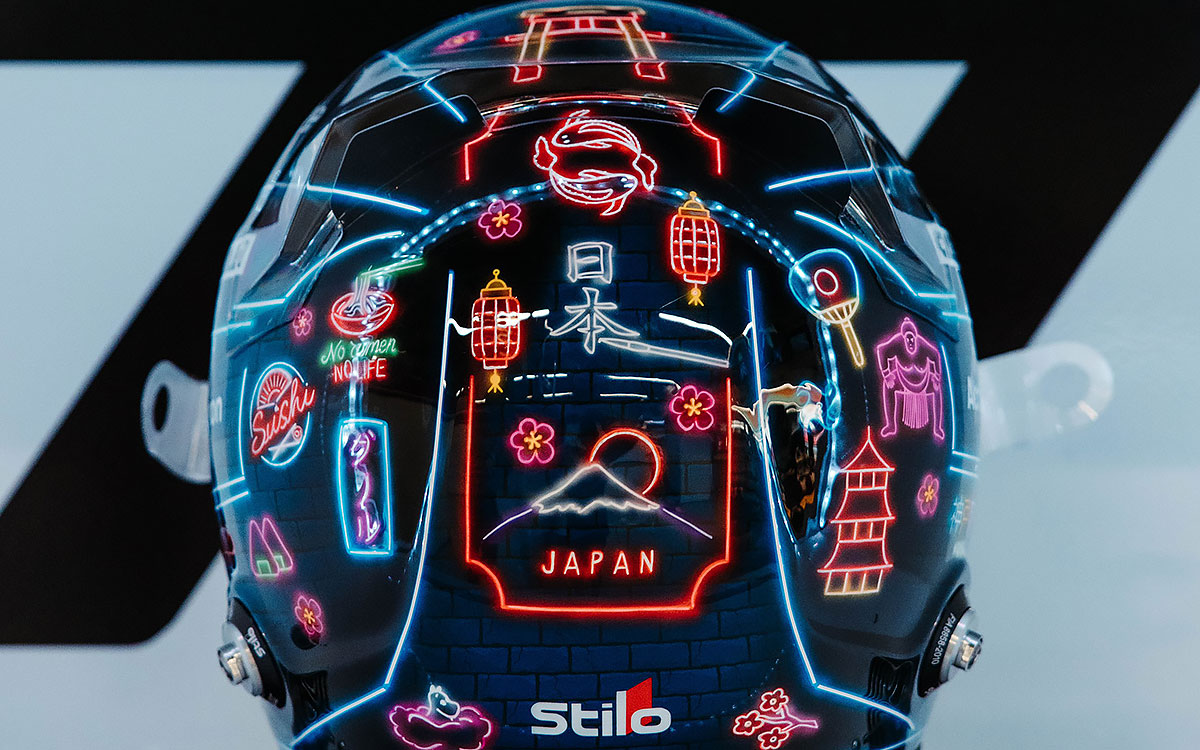 バルテリ・ボッタス(アルファロメオ) 2022年F1日本GP ネオンモチーフのスペシャルヘルメット(1)