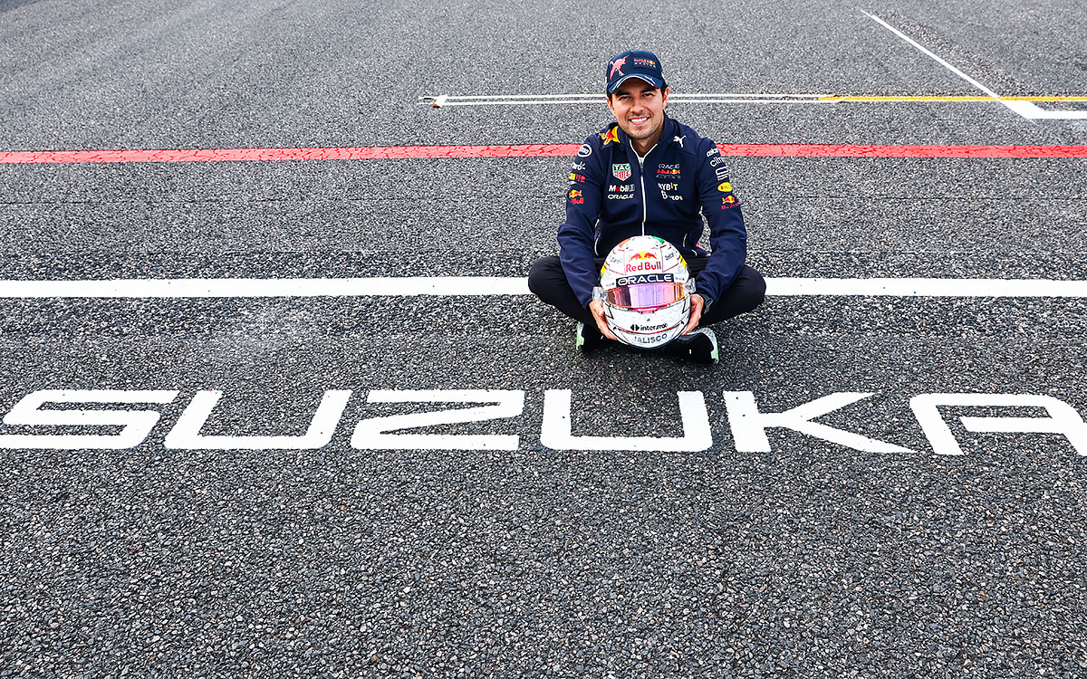 F1日本GP仕様のスペシャルヘルメットを手に持つセルジオ・ペレス（レッドブル）、2022年10月7日鈴鹿サーキットにて