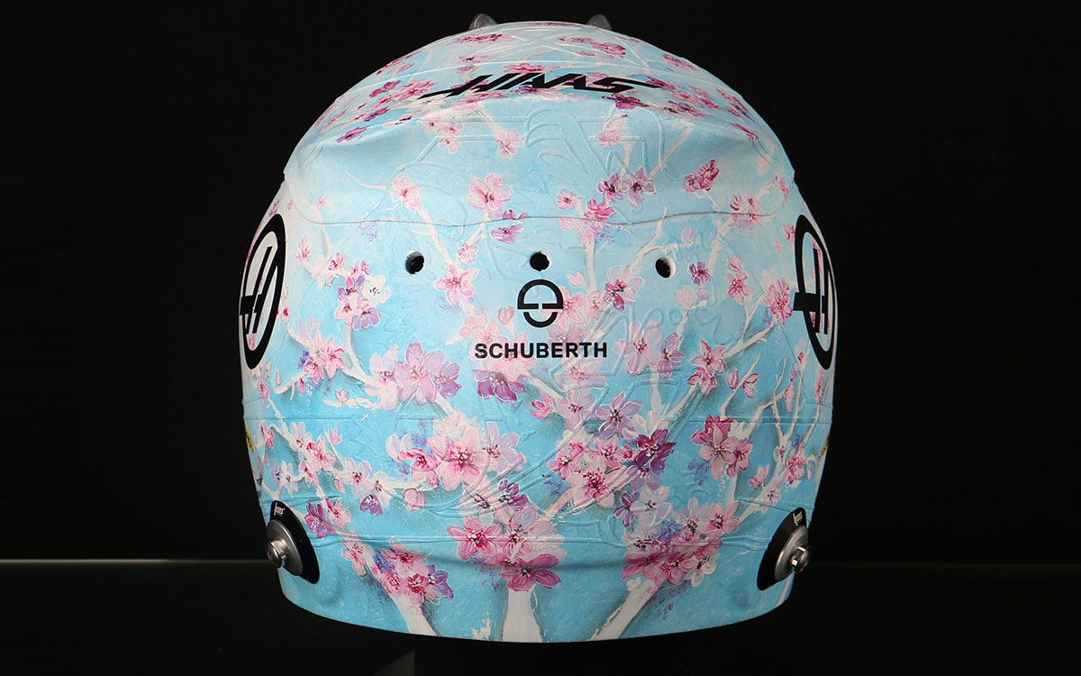 桜をモチーフにしたミック・シューマッハ（ハース）の2022年F1日本GPスペシャル・ヘルメット (1)