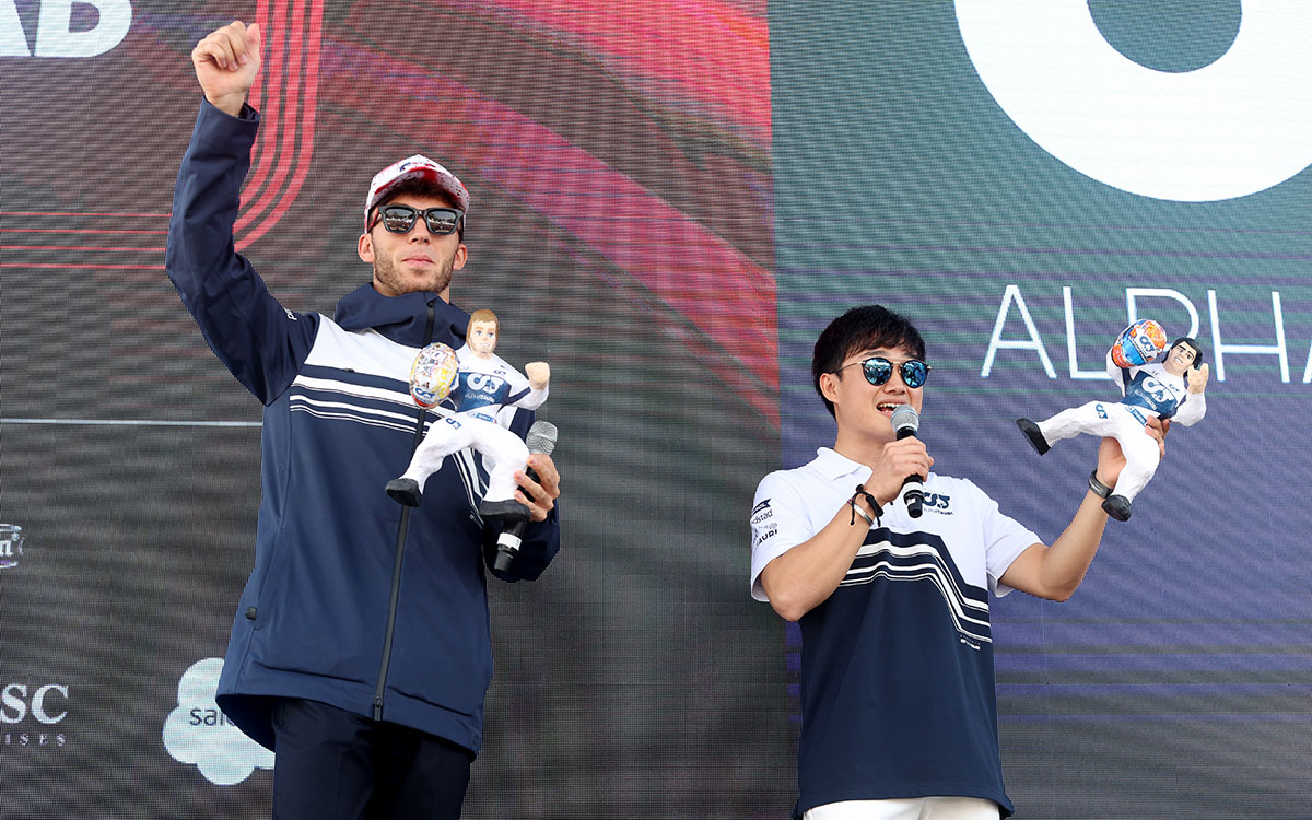 イベント開幕に先立ちファンステージに登場したアルファタウリのピエール・ガスリーと角田裕毅、2022年10月27日F1メキシコGP