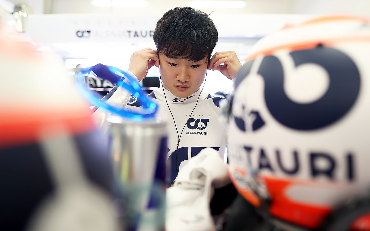 セッションに向けてガレージ内で準備をする角田裕毅（アルファタウリ）、2022年10月28日F1メキシコGP FP2