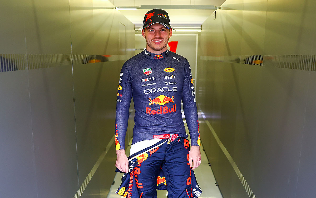 ガレージの入り口で微笑むマックス・フェルスタッペン（レッドブル）、2022年10月28日F1メキシコGP