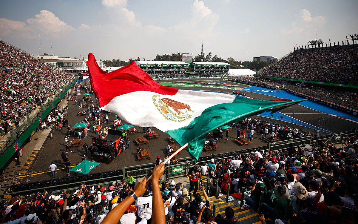 セルジオ・ペレス（レッドブル）を応援するファンが掲げるメキシコ国旗、2022年10月29日F1メキシコGP予選