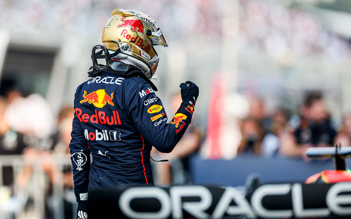 ポールポジションを獲得してガッツポーズを執るマックス・フェルスタッペン（レッドブル）、2022年10月29日F1メキシコGP予選