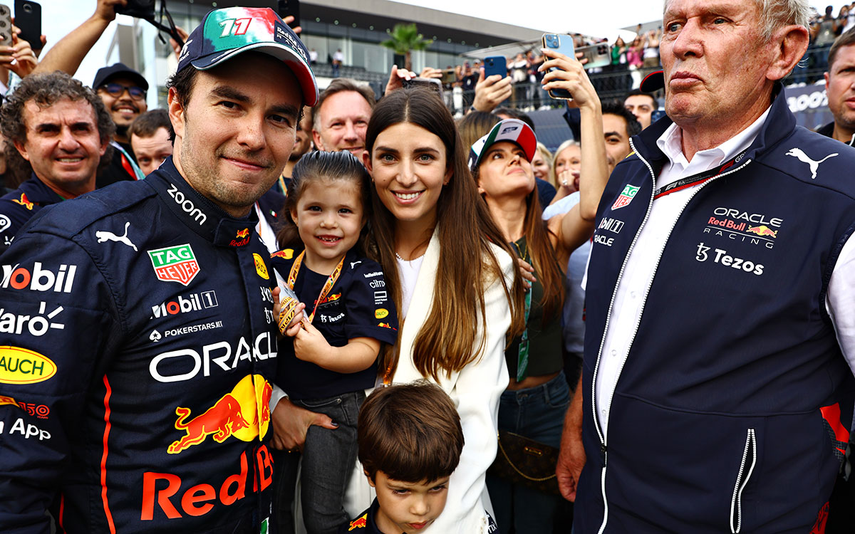 家族と共に母国3位フィニッシュを喜ぶセルジオ・ペレス（レッドブル）、2022年10月30日F1メキシコGP