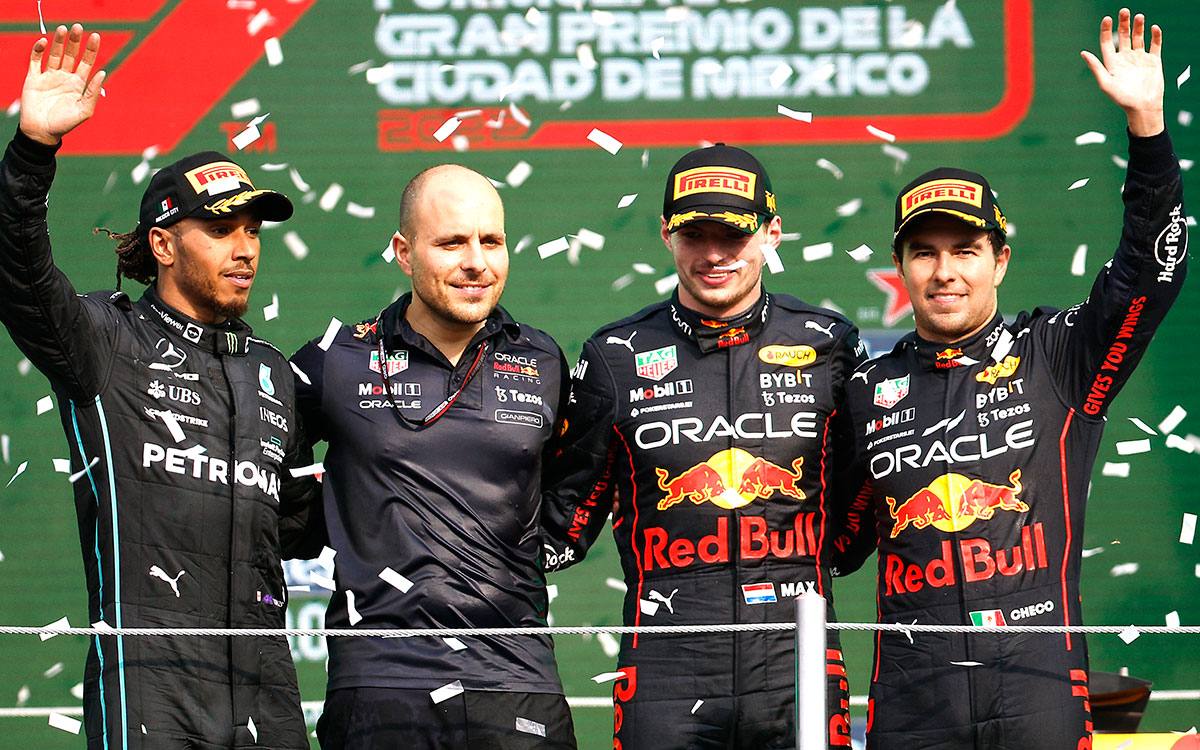 F1メキシコGPのポディウムに上がるレッドブルのセルジオ・ペレス、マックス・フェルスタッペン、メルセデスのルイス・ハミルトン－2022年メキシコGP