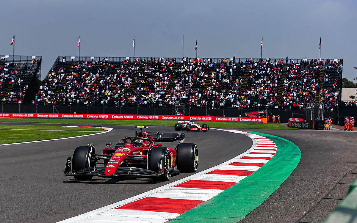 エルマノス・ロドリゲス・サーキットを周回するカルロス・サインツ（フェラーリ）、2022年10月28日F1メキシコGP FP1