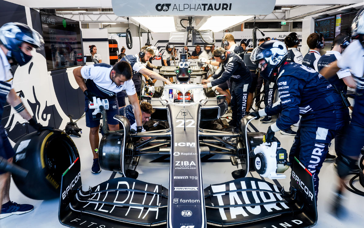 ガレージ内で角田裕毅のマシンの作業に取り組むアルファタウリのメカニック、2022年9月30日F1シンガポールGP