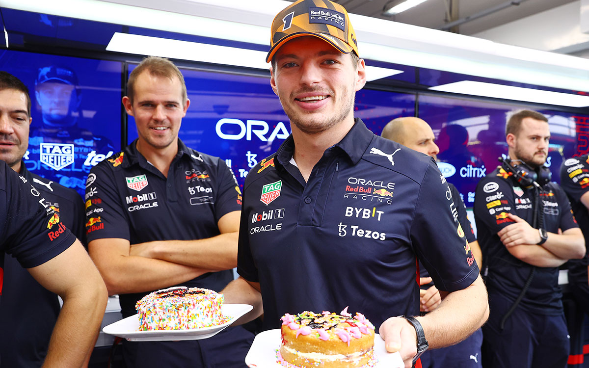 25歳の誕生日を迎えてチームからケーキをプレゼントされたマックス・フェルスタッペン（レッドブル）、2022年9月30日F1シンガポールGP