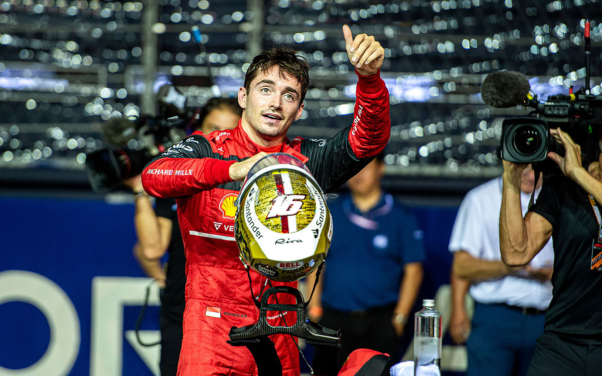 ファンの声援に応えるポールポジションを獲得したシャルル・ルクレール（フェラーリ）、2022年10月1日F1シンガポールGP予選
