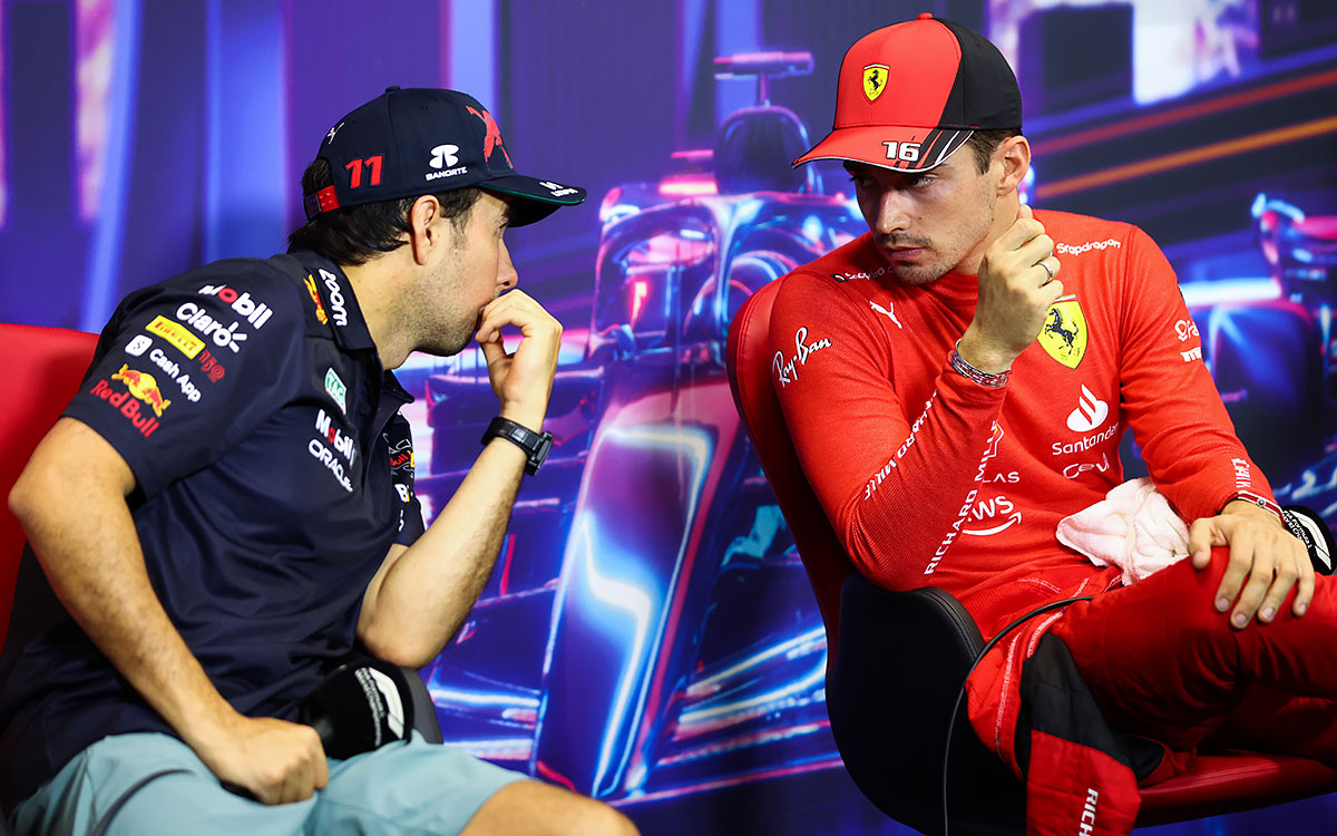 予選後のトップ3会見でシャルル・ルクレール（フェラーリ）と話を交わすセルジオ・ペレス（レッドブル）、2022年10月1日F1シンガポールGP
