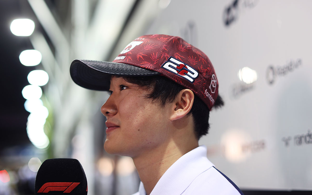 F1 TVのインタビューに答える角田裕毅（アルファタウリ）、2022年9月30日F1シンガポールGP