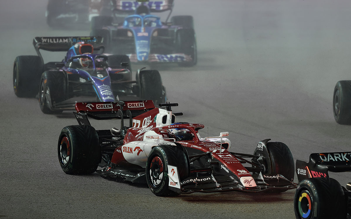後方にニコラス・ラティフィ（ウィリアムズ）を従える周冠宇（アルファロメオ）、2022年10月2日F1シンガポールGP決勝レースにて