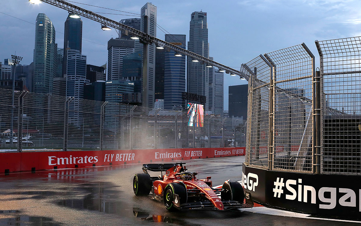 インターミディエイトタイヤを履いて雨のマリーナベイ市街地コースを周回するシャルル・ルクレール（フェラーリ）、2022年10月1日F1シンガポールGP
