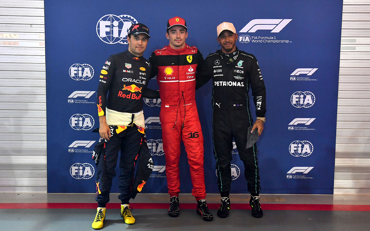 予選トップ3写真を撮影するセルジオ・ペレス（レッドブル）、シャルル・ルクレール（フェラーリ）、ルイス・ハミルトン（メルセデス）、2022年10月1日F1シンガポールGP