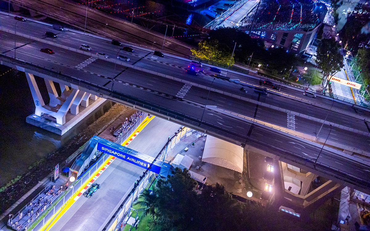 人工照明に照らされ白く浮かび上がるマリーナベイ市街地コースのトラック、2022年10月1日F1シンガポールGP