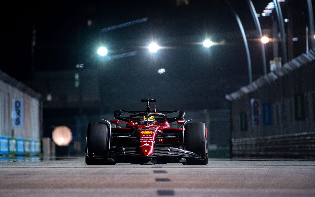 マリーナベイ市街地コースを駆け抜けるシャルル・ルクレール（フェラーリ）、2022年10月1日F1シンガポールGP予選