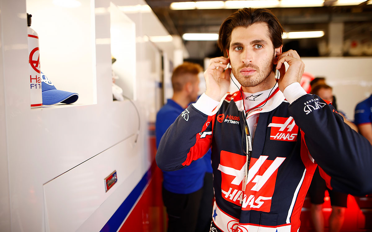 セッションに向けてハースのガレージ内で準備するアントニオ・ジョビナッツィ、2022年10月21日F1アメリカGP FP1