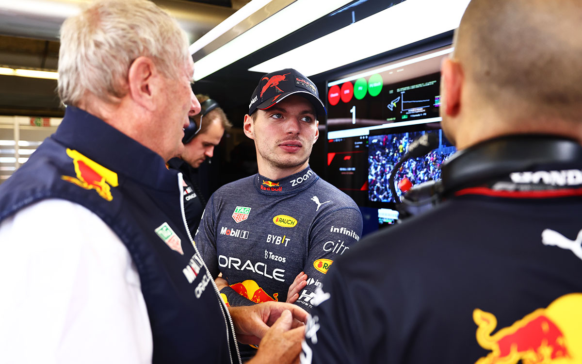 ガレージ内でレースエンジニアのジャンピエロ・ランビアーゼやヘルムート・マルコと会話するマックス・フェルスタッペン（レッドブル）、2022年10月21日F1アメリカGP
