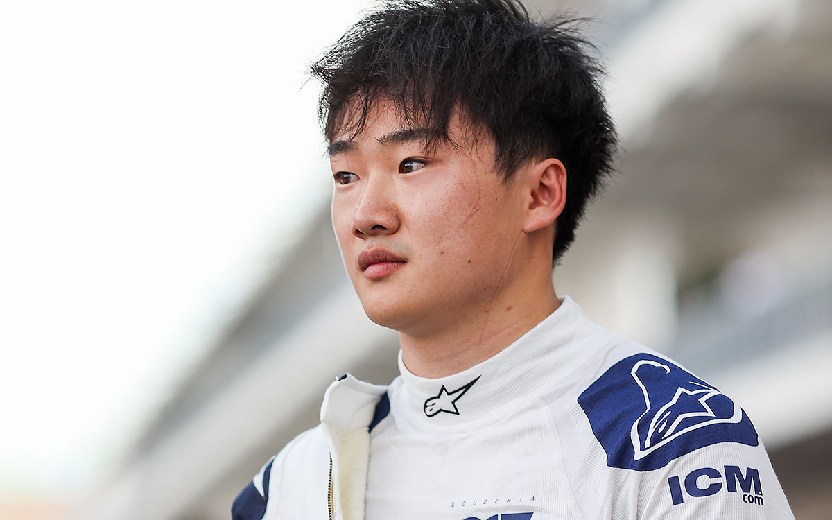 予選を終えてレーシングスーツを脱ぐ角田裕毅（アルファタウリ）、2022年10月22日F1アメリカGP