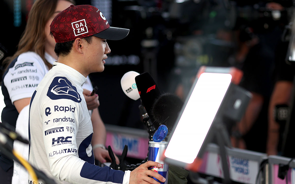 予選を終えてメディアの質問に答える角田裕毅（アルファタウリ）、2022年10月22日F1アメリカGP