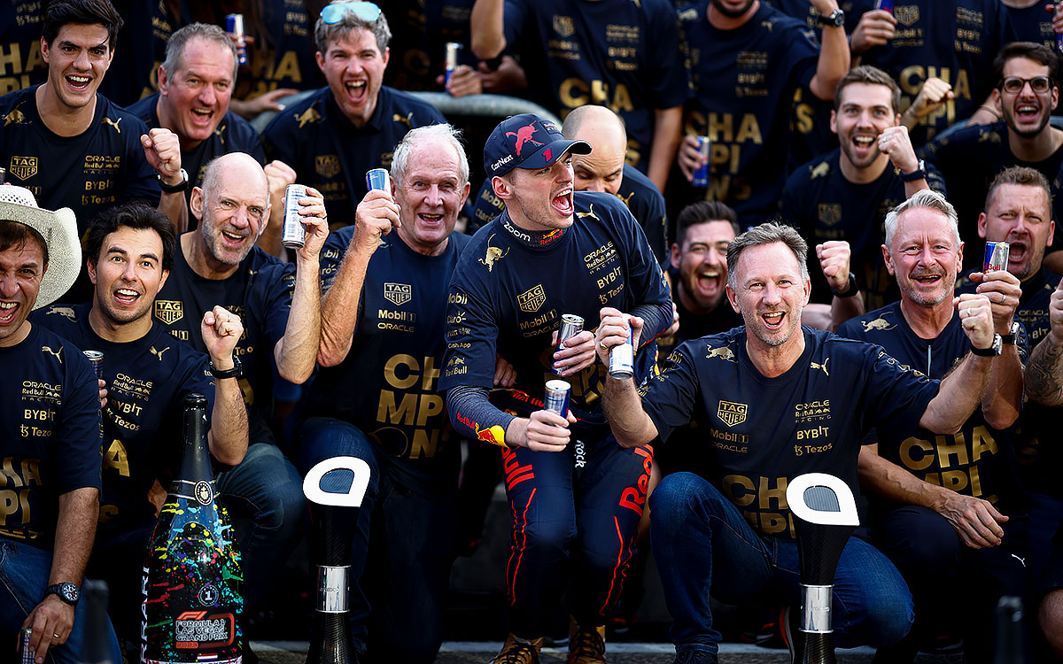 チャンピオンTシャツを着て9年ぶりのコンストラクターズ選手権制覇を祝うレッドブルのセルジオ・ペレス、エイドリアン・ニューウェイ、ヘルムート・マルコ、マックス・フェルスタッペン、クリスチャン・ホーナー代表、ジョナサン・ウィートリー、2022年10月23日F1アメリカGP