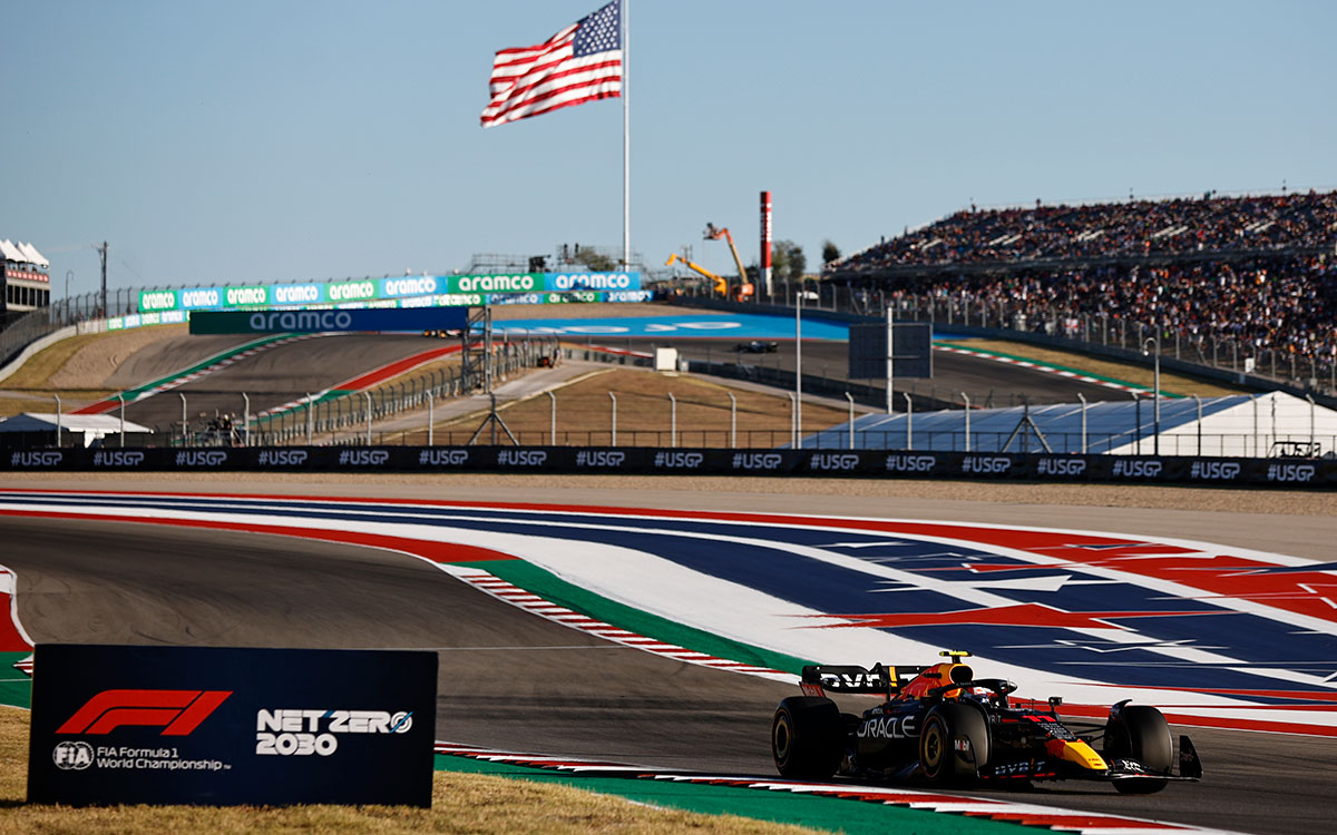 星条旗を背景にサーキット・オブ・ジ・アメリカズ（COTA）を周回するセルジオ・ペレス（レッドブル）、2022年10月21日F1アメリカGP FP2